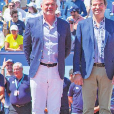 Einsatz, Ehrgeiz, Emotionen: EFG Swiss Open Gstaad 2022 - Siegerfoto bei bestem Wetter: (von links): Turnierdirektor Jeff Collet; CEO der EFG International Bank, Giorgio Pradelli ; der Zweitplatzierter Matteo Berrettini und der Sieger Casper Ruud; Gemeindepräsident Toni von Grünigen; Präsident der Swiss Open Gstaad AG, Michel Brand; CEO der Grand Chelem Event SA, Julien Finkbeiner.
