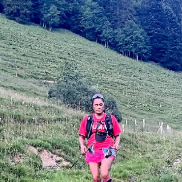 Crossing Sarina… - Die kürzere Version von Crossing Switzerland startete am Samstag, 27. Juli auf dem Dorfplatz in Saanen. Rund 250 Läuferinnen und Läufer nahmen die rund 75 km bis nach Clarens bei Montreux unter die Sohlen. Der Trail führte via Grubenberg-Hütte, Savigny-Trail über den Rodomont nach Rougemont. Bei grosser Hitze gings nach Rossinière und rauf über den Col du Sonlomont bis unterhalb der Staumauer des Lac d’Hongrin. Als Letztes galt es bei Dunkelheit und Regen den Rochers-de-Naye zu bezwingen, gefolgt von 1500 Höhenmetern hinunter nach Clarens am Genfersee.
Unter den Teilnehmer:innen startete auch die einheimische Läuferin Diana Jaggi aus Saanen. Sie bewältigte die ganze Distanz mit 4500 Höhenmetern in 18,28 Stunden. Sie erreichte das Ziel gut gelaunt um 3.30 Uhr.
HANS JAGGI