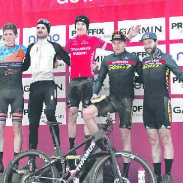 Rasant und schlammig: So war der Proffix Swiss Bike Cup 2022 - Vital Albin (in Rot) holte sich den Sieg mit einem taktisch klugen Rennen und sicherte sich so auch gleich den Sieg in der Gesamtwertung.