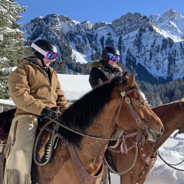 Klappernde Hufe und bimmelnde Glöckchen - Es geht auch ohne Schlitten: Ausritte im Schnee mit der Saanerin Sarah Matti. (Foto: zvg)