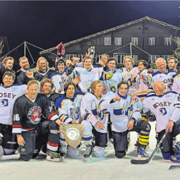 Hockeymatch aus Freundschaft - Das Seniorenteam vom Hockey-Club Gstaad-Saanenland und das vom Le Rosey pflegen mit den alljährlichen Freundschaftsspielen eine wunderbare Tradition. FOTO: ZVG