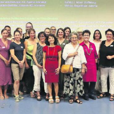 Sie kam, sah und überzeugte - Gruppenfoto vom zweiten überparteilichen Frauenforum. Das geografsche Einzugsgebiet der zahlreich anwesenden Frauen reicht von Saanen über Lenk, Haslital, Frutigen, Interlaken, Spiez, Thun usw. FOTO: ZVG