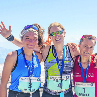 Schweizer Dominanz am Glacier 3000 Run - Das Podest der Damen: Natalina Neuenschwander (SUI, 3. Rang), Petra Eggenschwiler (SUI, 1. Rang) und Daniela Aeschbacher (SUI, 2. Rang). FOTO: GLACIER 3000 RUN