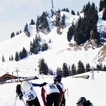 Hundertstelkampf im Grunder Becherrennen - Der warme Frühlingsschnee muss gründlich von den Skischuhen entfernt werden.