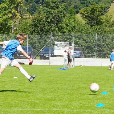 Fussball verbindet – FC Thun Kids Camp in Saanen - Linksschuss im Training. FOTOS: JONATHAN SCHOPFER