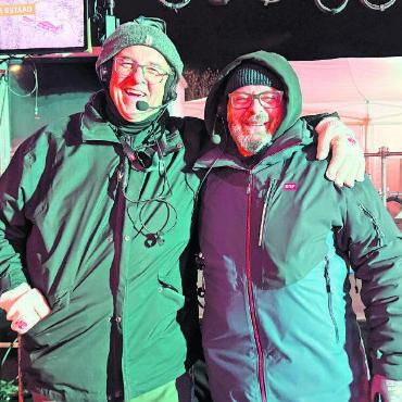 «Und... Action!» – «SRF bi de Lüt» sendete live aus Gstaad - Lustig bei der Arbeit hatten es auch diese zwei Mitarbeitenden des SRF. Es sei zwar ein bisschen frisch, aber das würde die gute Laune nicht abhalten.