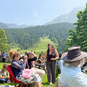 25 Jahre Festival für Alte Musik – Programm voller Highlights - Zwischen dem Publikum und vor alpiner Kulisse präsentiert Capucine Keller ihre Gesangseinlage.