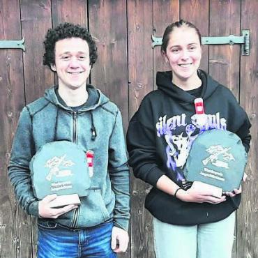 Neue Vereinsfähnriche beim Eidgenössischen Feldschiessen 2024 - Wanderpreisgewinner Jungschützen: Elia Lustenberger, 68 P., und Annabel Oehrli, 62 P., beide FS-Lauenen.