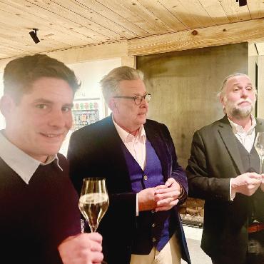 Ein Abend mit gutem Essen und Weinen des Weinguts Tenuta Santini - V.l.: der Präsident des Clubs Wein & Genuss, Matthias Matti, mit dem Vorstandsmitglied Martin Riedi und dem Winzer Sandro Santini. FOTO: ZVG