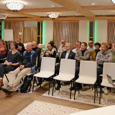Gemeinsam am Flipchart für die Zukunft der Destination Gstaad - Ein Abend voller Diskussionen, Impulse und Inputs: Im Schönrieder Hotel Ermitage kamen rund 40 Mitglieder des Destinationsrats zusammen, um gemeinsam an der Zukunft der Destination Gstaad zu arbeiten. Vertreterinnen und Vertreter aus Gemeinden, Tourismus, Hotellerie und Gewerbe erarbeiteten in Workshops konkrete Ideen – von nachhaltiger Mo-Wie kann die Region Gstaad nachhaltig wachsen, ohne an bilität bis zur Besucherlenkung. Gleichzeitig