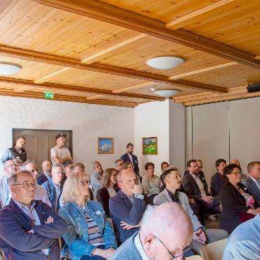 Magic Pass prägt ersten Winter im Saanenland - Aus dem ganzen Berner Oberland sind Vertreterinnen und Vertreter aus Politik und Wirtschaft nach Saanen ins Landhaus gereist, um der ersten Ausgabe des «berneroberland.dialog» beizuwohnen.    FOTOS: JOCELYNE PAGE