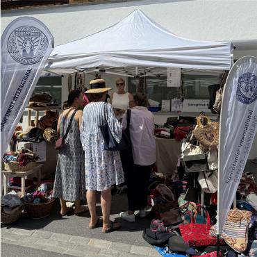 Saaner Brocante: Rekordbeteiligung bei bestem Sommerwetter - An Ständen wie dem Rotary- oder Soroptimist-Stand ging jeder eingenommene Franken an wohltätige Zwecke.
