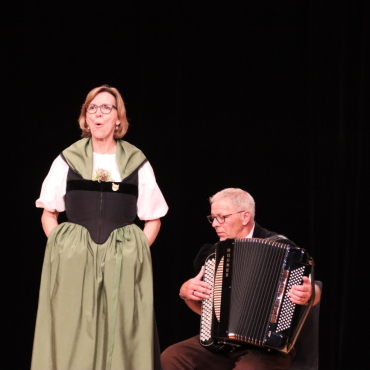 Eidgenössisches Jodlerfest 2023: erfolgreiche Darbietungen aus dem Saanenland - Katharina von Siebenthal aus Gstaad erzielte mit ihrer Darbietung die Bestnote: Gemeinsam mit Urs Kohli präsentierte sie «Du gisch mer d’Hand» von Marie-Theres von Gunten und Beat Jäggi. (Foto: Trudi Haas, Kriens)