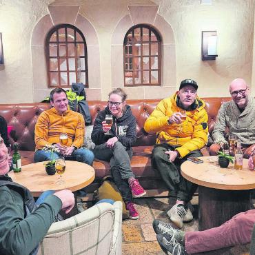 GLP sagt Ja zum Stromgesetz und lehnt Krankenkassenvorlagen ab - Die Mitglieder der GLP Obersimmental-Saanenland. FOTO: ZVG