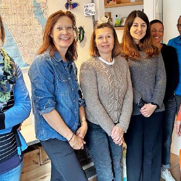Symbiotisch – Wenn der Literarische Herbst künstlerisch skizziert wird - Die gut gelaunten Teilnehmer:innen des Kreativworkshops während einer kurzen Schaffenspause.