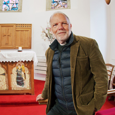 Eine zweite Chance: «Für Gott und mich war das ein ziemlicher Schock» - Reverend Paul Cowley in der Anglican Church St. Peters in Château-d’Oex.   FOTO: ZVG