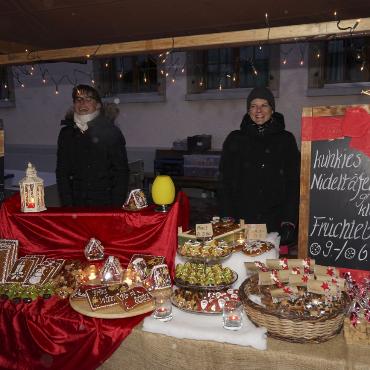 Ein helles Weihnachtslicht in der dunklen Winternacht