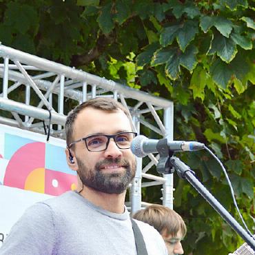 Wenn ein Dorf zur Bühne wird - Gitarrist der Band «Freunde der Gesellschaft».