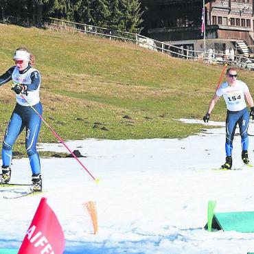 Langlaufrennen trotzt dem Schneemangel - Damen und Herren zur gleichen Zeit auf der schmalen Strecke: Da mussten Überholmanöver gut geplant werden.