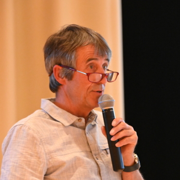 Das Pfarrhaus für Wohnraum - Adolf Schlunegger liess keine Frage offen und keine Fakten unerwähnt. (Foto: Jenny Sterchi)