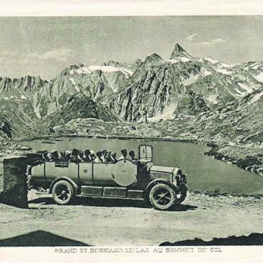 Die Originalfotos der Bildpostkarten mit Postauto - «Grosser St. Bernhard», 1927. Fahrzeug: Car Alpin Saurer 2 AD 1921–1926. Mit auffälligem Reserveradkasten, eingebaut bei Saurer nach der Umstellung auf Luftbereifung 1923. FOTO: VON DER POSTVERWALTUNG SELBST HERAUSGEGEBEN.