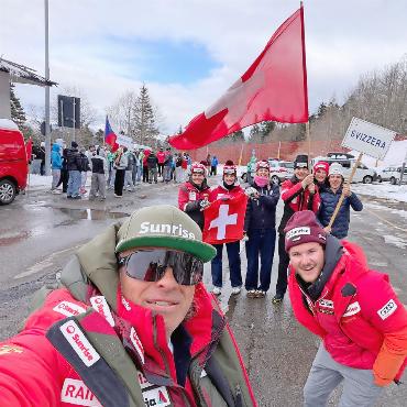 Fynn Brand fährt an den Whistler Cup - Das RLZ-Gstaad-Team in Feierlaune.    FOTOS: ZVG