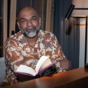 «Ich muss den Lesern nicht sagen, was richtig oder falsch ist» - Sunil Mann am literarischen Herbst im Hotel Alpenland in Lauenen. (Foto: AvS)