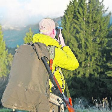 Sonne, Mond und Jäger - Grün im Grünen: Dem Jäger Tom Moser bleibt nichts unverborgen. FOTOS:JENNY STERCHI