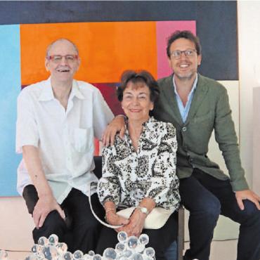 Granit, Harz, Metall und ein Maler - Mario Volpes Witwe Brigit Volpe-Scherz, flankiert vom gemeinsamen Sohn Philip (rechts) und Günther Ketterer, Präsident der Art-Nachlassstiftung, die sich um die Kunstwerke von Mario Volpe kümmert.