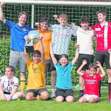Weltmeisterliche Gefühle beim Saisonabschluss des FC Sarina - Siegerteam des Turniers, angeführt von 4.-Liga-Spieler Pascal Annen (hinten links).