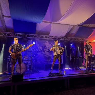 «Ozapft is»: Lederhosen-Gaudi beim Gstaader Oktoberfest - Die Partyband «Vollxrocker» heizte ein beim Gstaader Bierzelt.