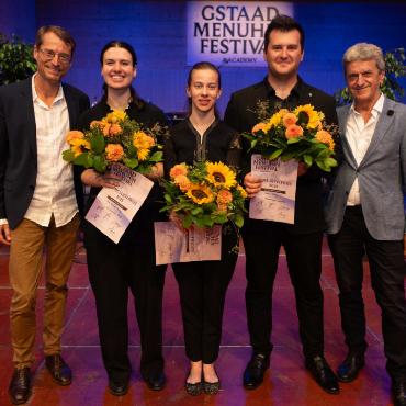 Drei Preisträger:innen beim 10. Neeme Järvi Prize - Von links:Christoph Müller,Shira Samuels-Shragg,Joséphine Korda,Simon Clausse,Johannes Schlaefli.
FOTO: RAPHAEL FAUX/ GSTAADPHOTOGRAPHY.COM