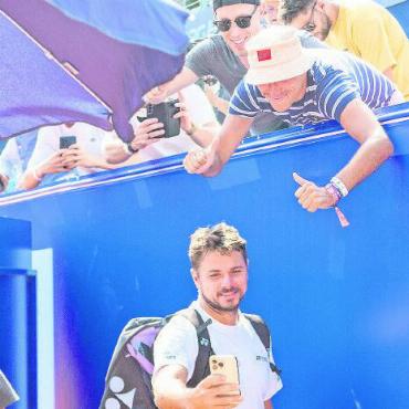 Lasst die Korken knallen: Das war das Swiss Open Gstaad 2023 - Bitte lächeln: Fans machen ein Selfie mit Stan Wawrinka – oder umgekehrt.