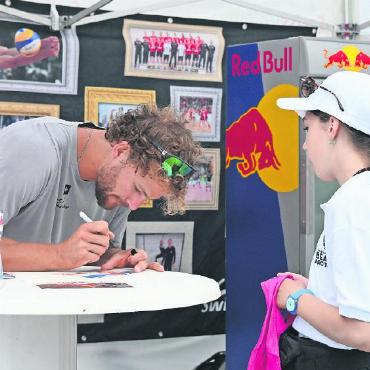 Sommer, Sonne, Stimmung: Swatch Beach Pro Gstaad 2023 - Auf dem Court lief es für die Schweizer Athletinnen und Athleten in diesem Jahr in Gstaad nicht so rund. Vielleicht trösteten die vielen Fans und deren Autogrammwünsche ein wenig.