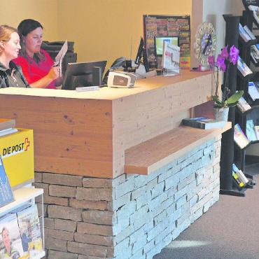 Tourismusbüro wieder am alten Standort - Schalter des Tourismusbüros. Im Vordergrund ist der Postschalter erkennbar.