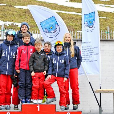 Gelungener Saisonabschluss für den Skiclub Schönried - Unsere Clubmeister 2025 (von links nach rechts): Nick Welten, Elio von Grünigen, Gian Welten, Theo Haldi, Elia Müller, Fabian von Siebenthal und Mia Herrmann. FOTOS: PATRIC BILL