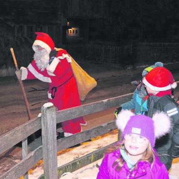 Der Samichlous zu Besuch im Saanenland - Endlich traf der Nikolaus ein. FOTOS: HANS BETTLER
