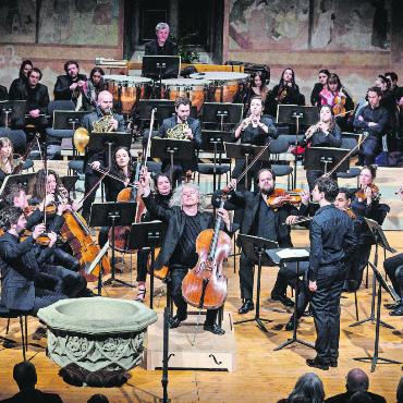 Das Cello und andere Musik-Köstlichkeiten - Am Samstag fand in der Kirche Saanen das letzte Konzert des Musikfestivals «Sommets Musicaux de Gstaad» statt. Unter anderem trat der weltweit bekannte englische Cellist Steven Isserlis (Mitte) auf. FOTOS: RAPHAEL FAUX