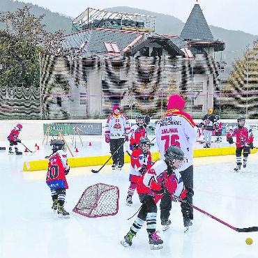 Swiss Ice Hockey Day auf dem Eisfeld in Gstaad - Foto links: Die Profis sind umzingelt von den angefressenen jungen Nachwuchstalenten. FOTO: ANJA MOOSMANN