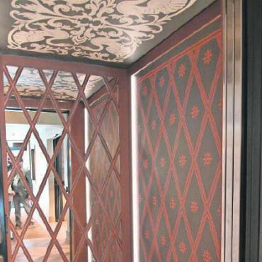 Charmant: The Mansard Gstaad - Im Fahrstuhl, der die Gäste auf die Etagen und die Dachterrasse bringt, begegnen einem der Orient und die 1920er-Jahre in einem unaufdringlichen Stilmix.