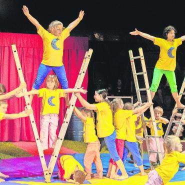 100 Jahre Schule Rütti – eine zirkusreife Jubiläumsfeier - Anspruchsvoll und schön anzusehen war die Leiternakrobatik.