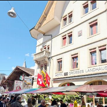 Ostermarkt in Saanen: ein Einblick in das lokale Leben - Gut besuchter Ostermarkt.