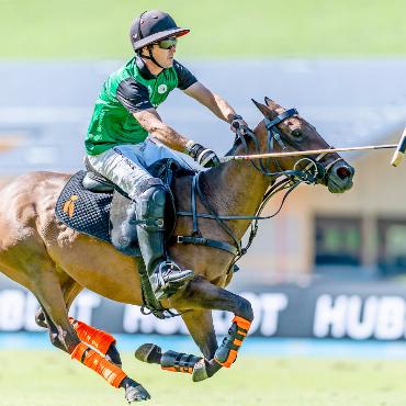 Hochkarätiger Wettkampf vor atemberaubender Kulisse - Topspieler und agile Ponys.