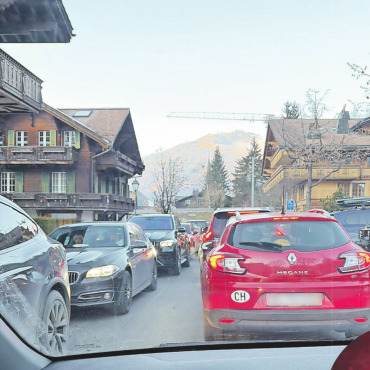 Stau während Feiertagen: Warum Gstaad an Spitzentagen an seine Grenzen kommt - Vom und zum Oberbort war Geduld gefragt in der Altjahrswoche.FOTOS: ZVG