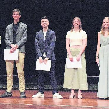 Frauenpower im Gymnasium Gstaad - Die sieben Diplomierten mit einer Auszeichnung (Schnitt > 5,3): Fünfte v.l. Lea Aellen, Lenk, Sechste v.l. Bianca Reichenbach, Saanen, beide mit einem Schnitt von 5,4.