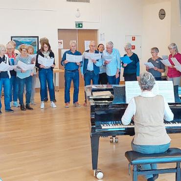 «Klingendes Oberland» – Singtag der Chorvereinigung Berner Oberland - Gemeinsamer Abschluss mit Vorstellung der Highlights aus den Workshops. FOTO: ZVG