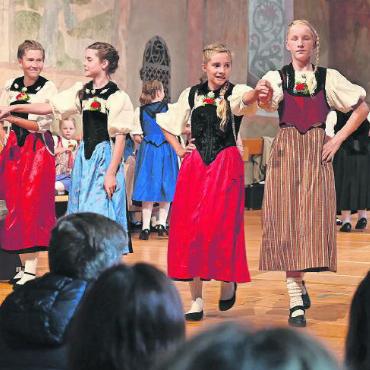 Ein Samstag für Kinder – im Sinne Menuhins - Mit dem nötigen Ernst bei der Sache und dennoch voller Freude unterwegs: die Tänzerinnen der Kindertanzgruppe Schwarzenegg.