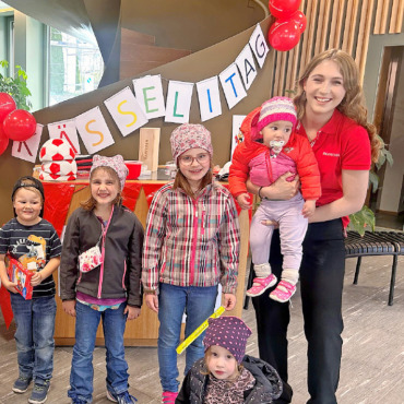 Beliebter Anlass für Kinder: der Raiffeisenbank-Kässelitag 2026 - Lernende mit Kindern am Kässelitag 2026 der Raiffeisenbank Obersimmental-Saanenland. FOTO: ZVG
