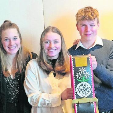 Zehn Jahre Kräftemessen im Auftrag der Freundschaft - Das Skiteam des Gymnasiums Gstaad gewann einmal mehr den begehrten Wanderpreis (v.l.): Mia von Grünigen, Chiara Lanz, Sue Piller, Janis Herrmann, Moritz Wichmann (es fehlen Fabienne Wenger, Silas Däpp und Livio von Siebenthal).
