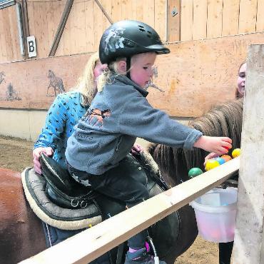 Reiten und biken an der 10. Gymkhana - Die jüngste Teilnehmerin, Elena Schwarz (3½), war eifrig bei der Sache.
